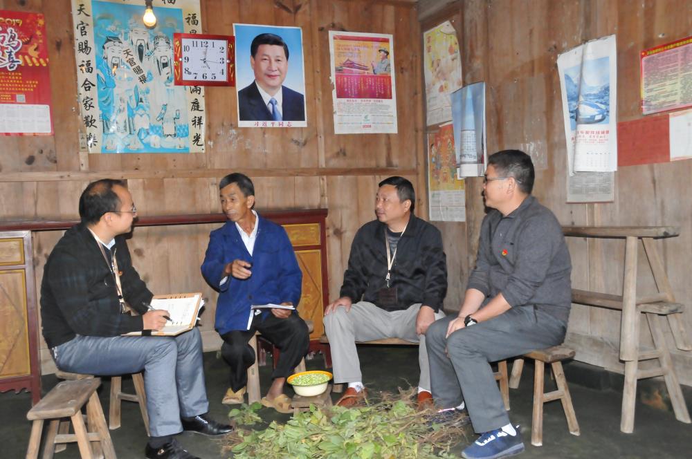 资溪县纪检监察干部走访贫困户.jpg